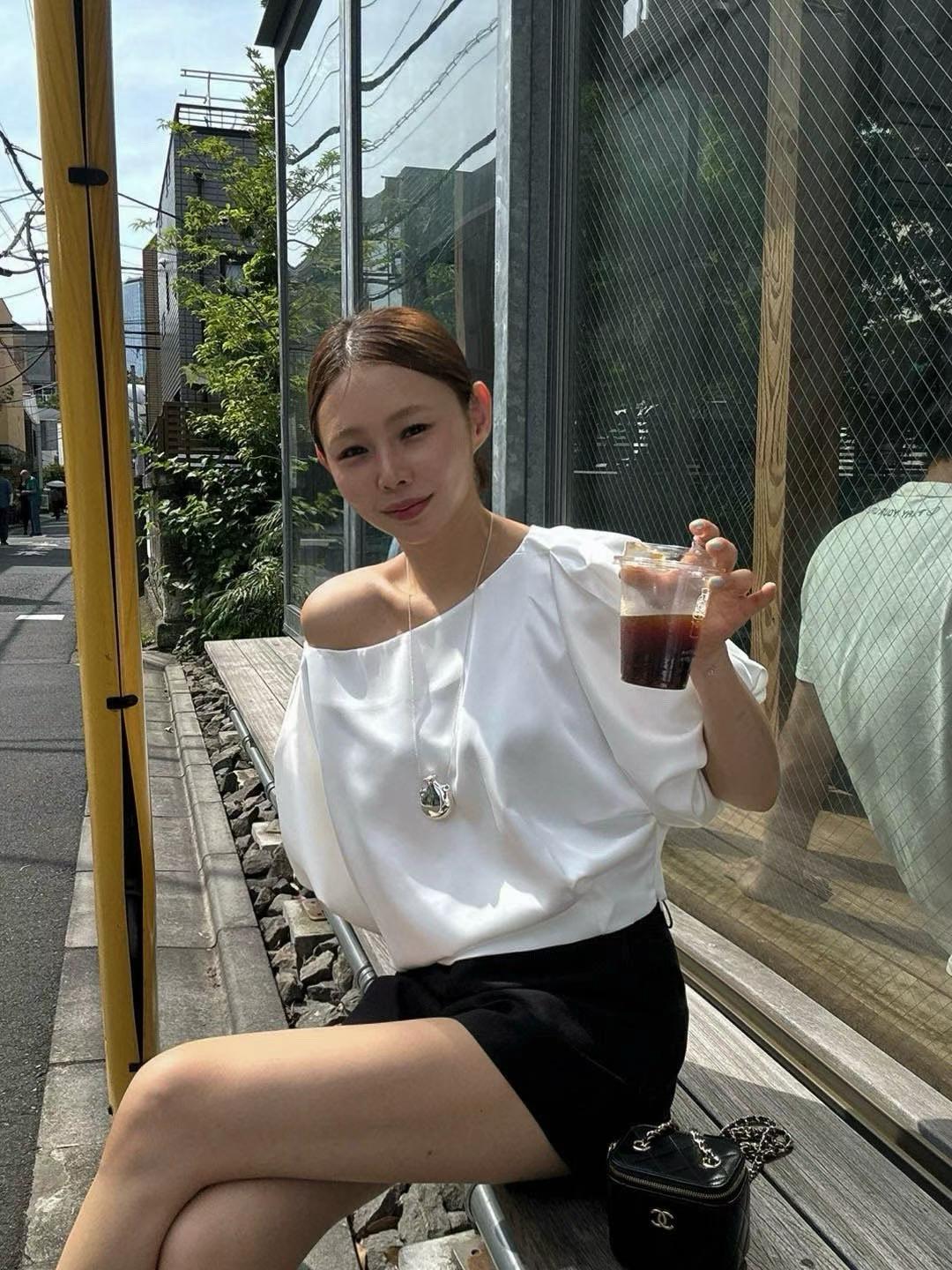 TP21538- Jennie同款優雅斜肩蝙蝠袖緞面短版上衣