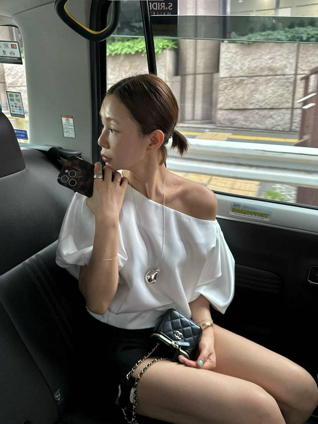 TP21538- Jennie同款優雅斜肩蝙蝠袖緞面短版上衣