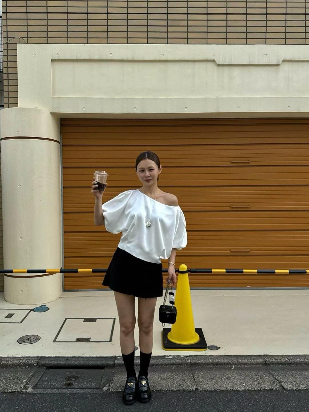 TP21538- Jennie同款優雅斜肩蝙蝠袖緞面短版上衣