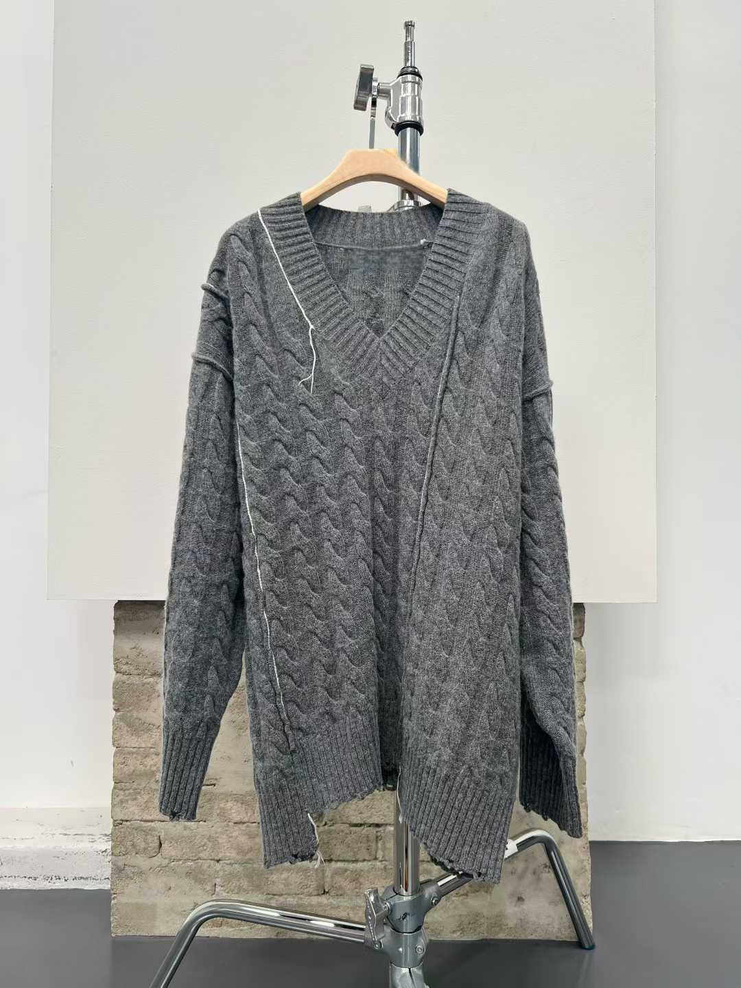 TP21996B- 韓國設計師款oversize手工縫線麻花V領毛衣(不包腰带)