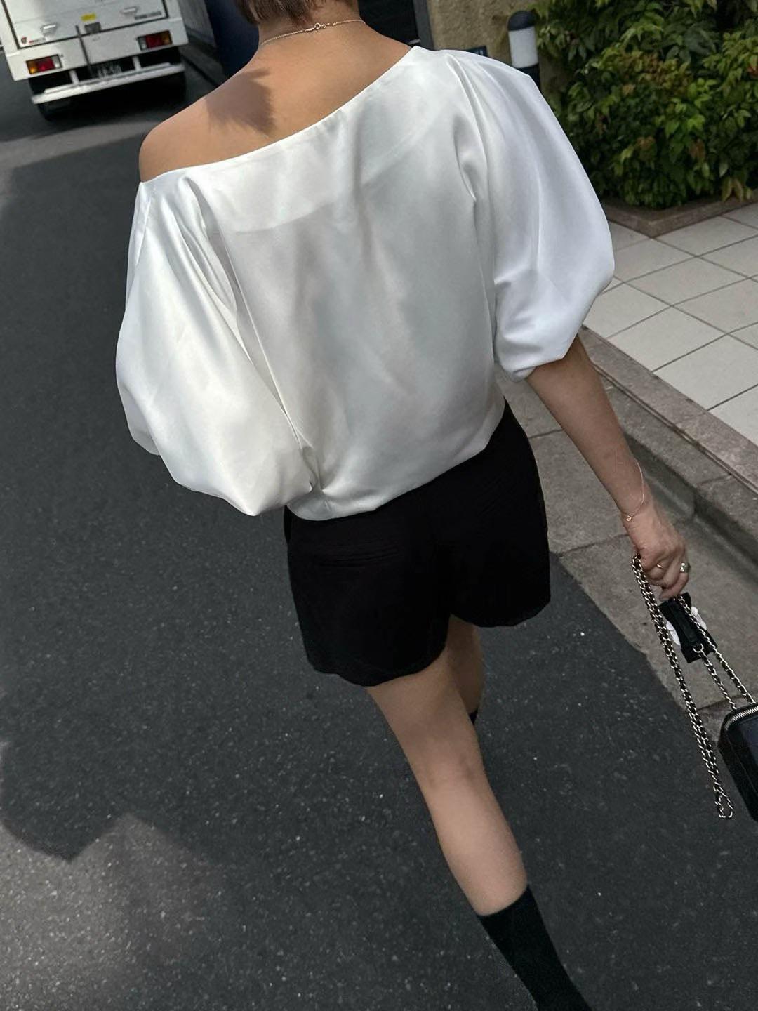 TP21538- Jennie同款優雅斜肩蝙蝠袖緞面短版上衣
