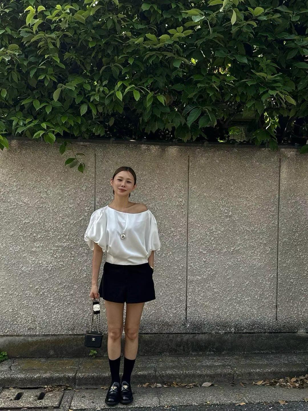 TP21538- Jennie同款優雅斜肩蝙蝠袖緞面短版上衣