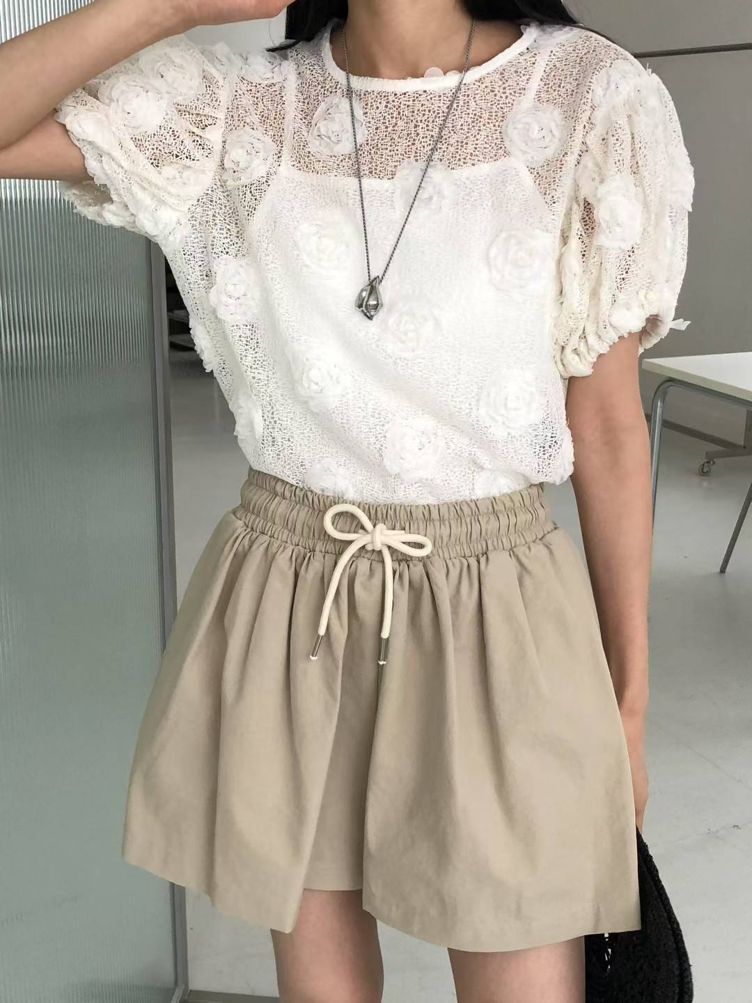 TP21539B- 立體花朵蕾絲泡泡袖透膚上衣