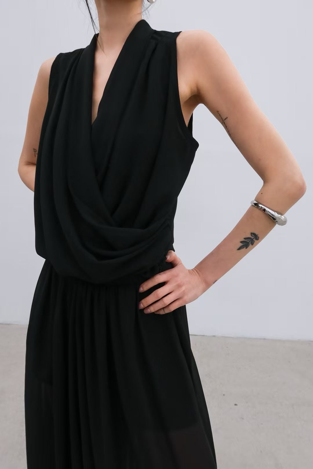 ST21295 - Elegant Draped V-Neck Sleeveless Top