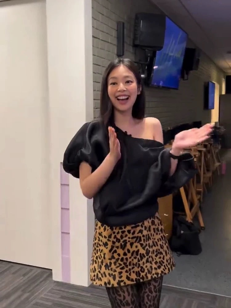 TP21538- Jennie同款優雅斜肩蝙蝠袖緞面短版上衣