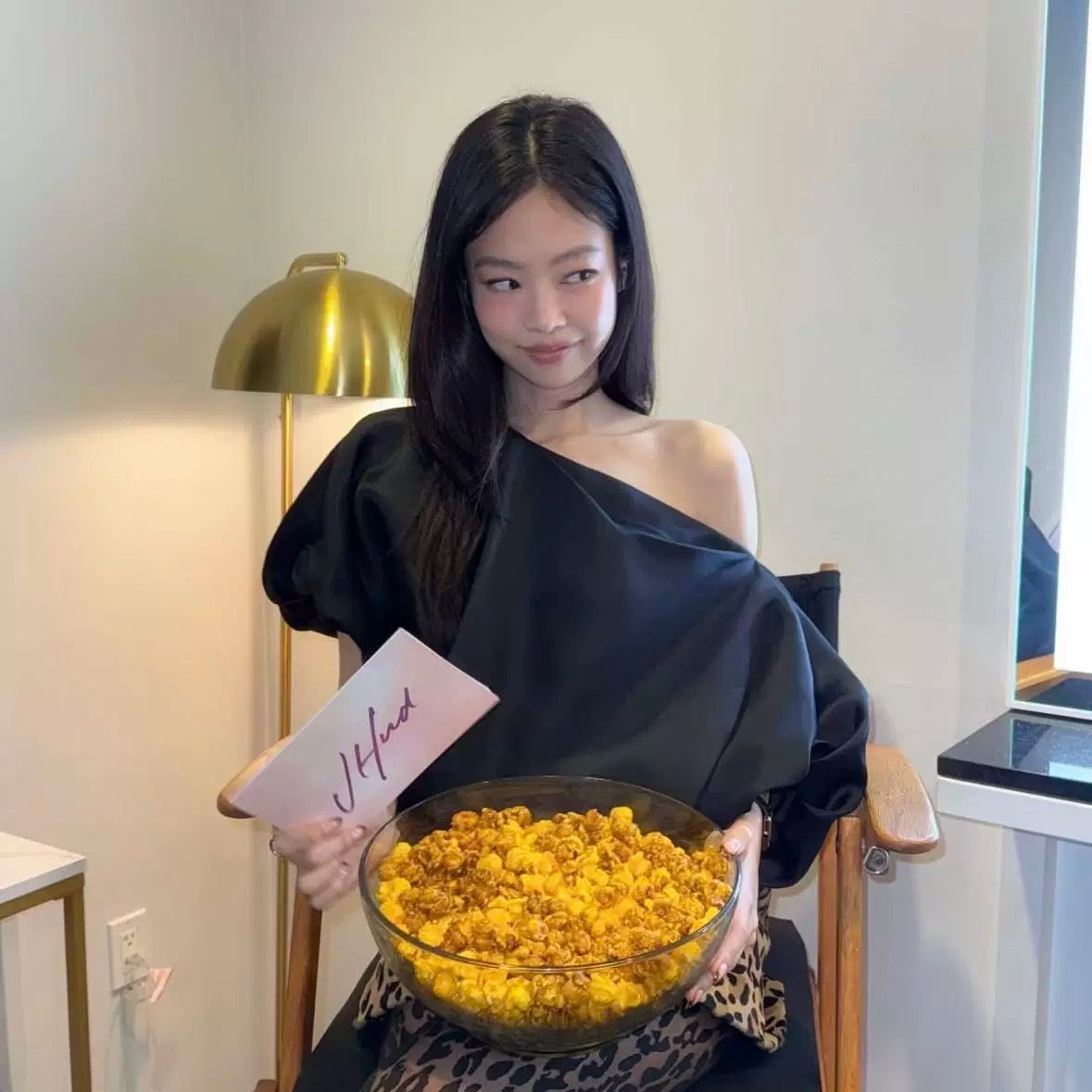 TP21538- Jennie同款優雅斜肩蝙蝠袖緞面短版上衣