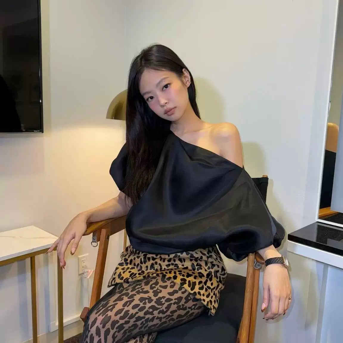 TP21538- Jennie同款優雅斜肩蝙蝠袖緞面短版上衣