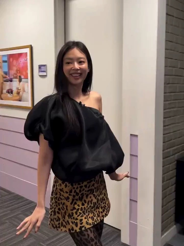 TP21538- Jennie同款優雅斜肩蝙蝠袖緞面短版上衣