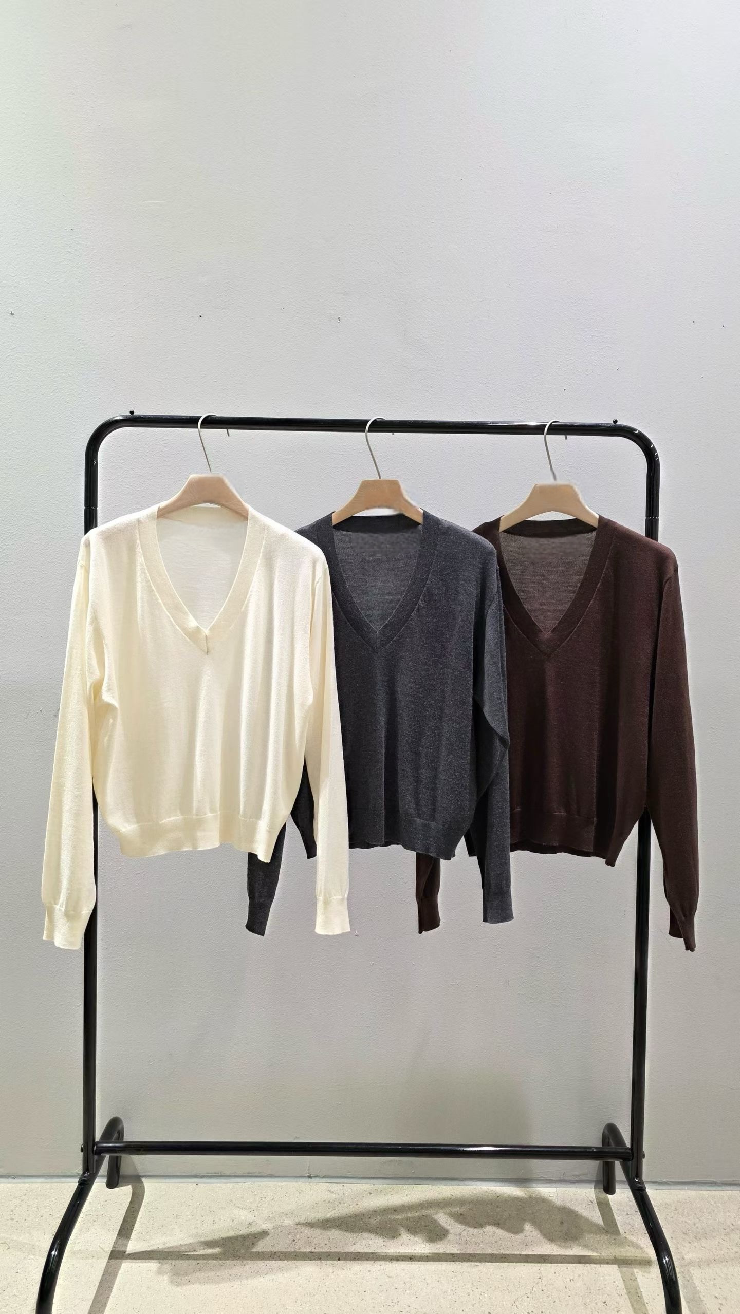 ST22030- 韓國拼色百褶裙配真絲羊毛透薄V領長袖