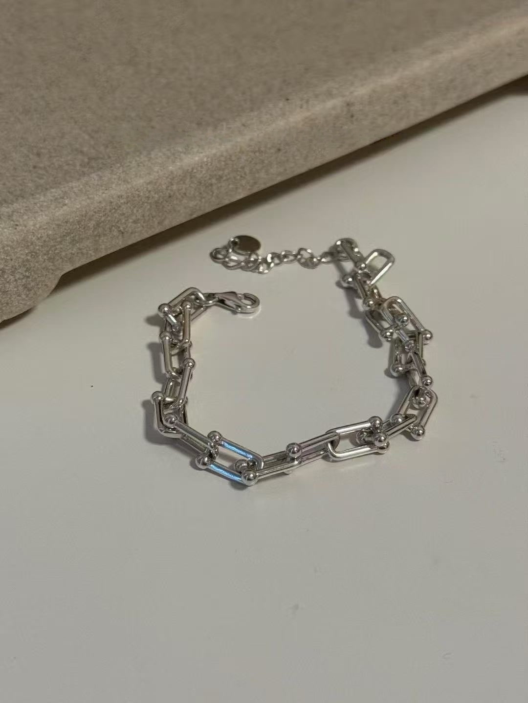 JW21661- 個性純銀U型馬蹄項鏈：都會潮流，指間的幸運符碼