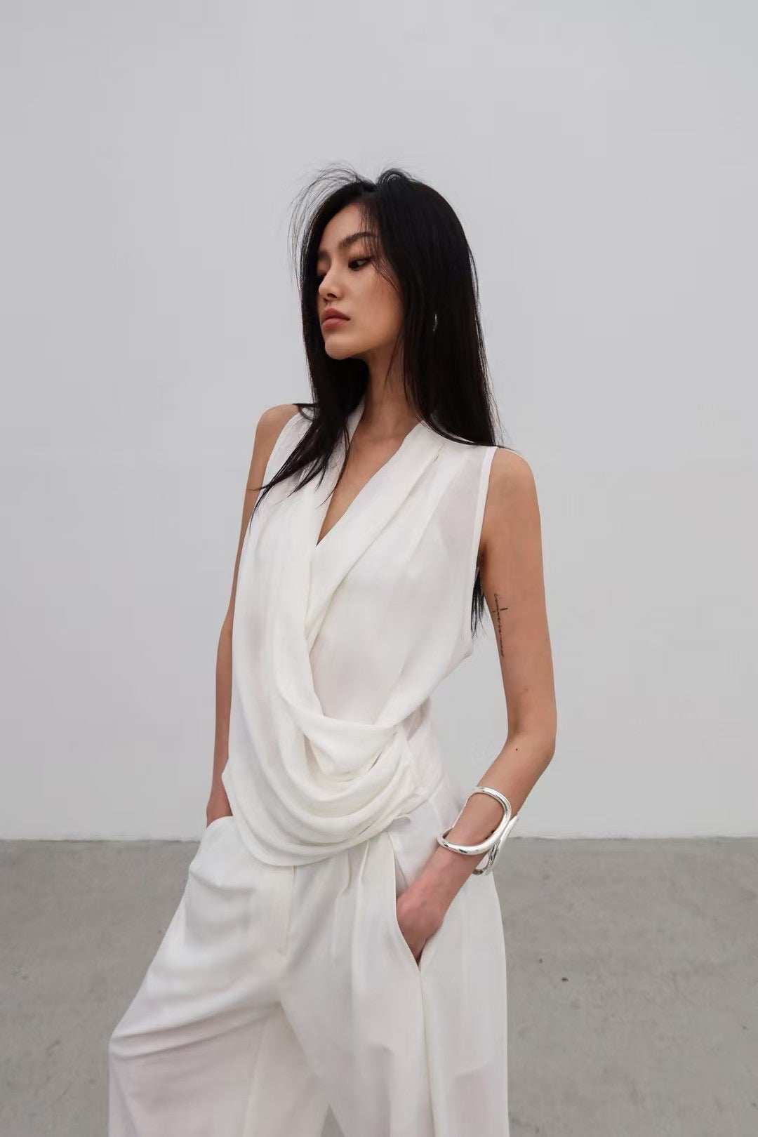 ST21295 - Elegant Draped V-Neck Sleeveless Top