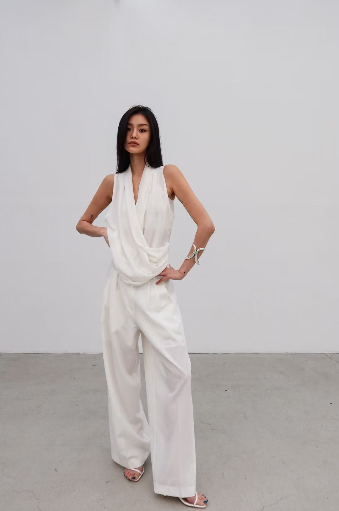 ST21295 - Elegant Draped V-Neck Sleeveless Top
