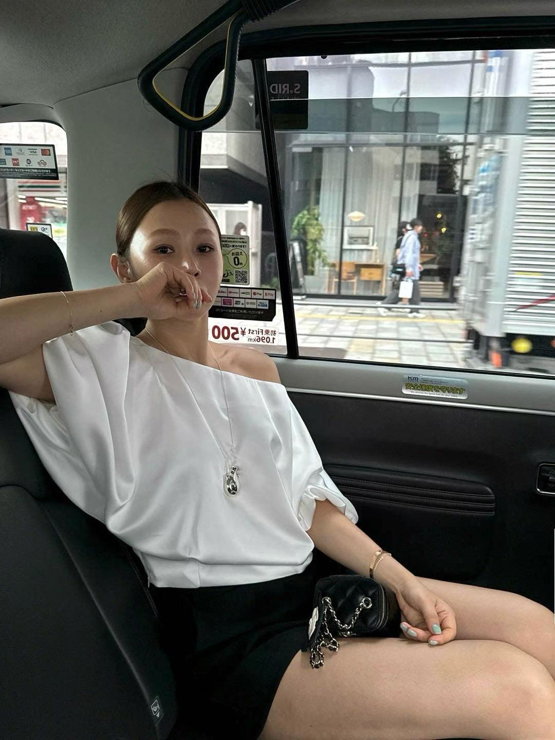 TP21538- Jennie同款優雅斜肩蝙蝠袖緞面短版上衣
